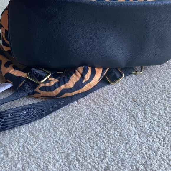 NWT Betsey Johnson Soft and Fuzzy Tiger Backpack with Tail - Picture 7 of 8